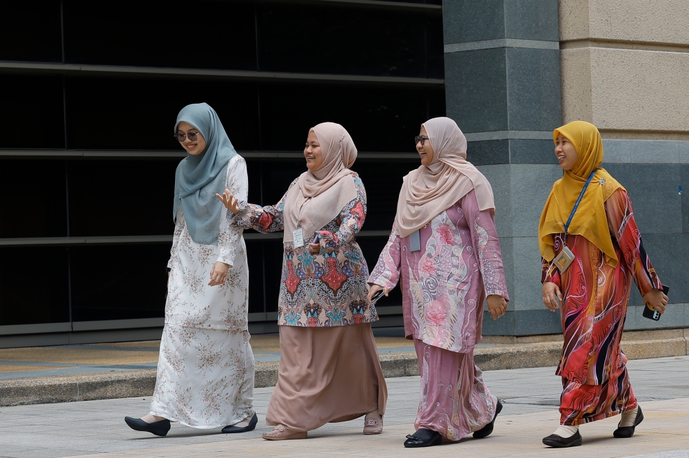 All public service officers are required to wear Malaysian batik clothing every Thursday, while the wearing of batik on other working days is encouraged. — eNM pic 