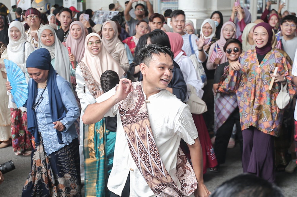 Various patriotic and traditional songs were also being played, including ‘Negaraku’, ‘Jalur Gemilang’, ‘Gemuruh’, ‘Standing In The Eyes Of The World’, Rasa Sayang’, ‘Dikir Puteri’, Enjit Enjit Semut’, ‘Lemak Manis’, ‘Can Mali Can’ and ‘Anak Tupai’.. — Picture by Farhan Najib