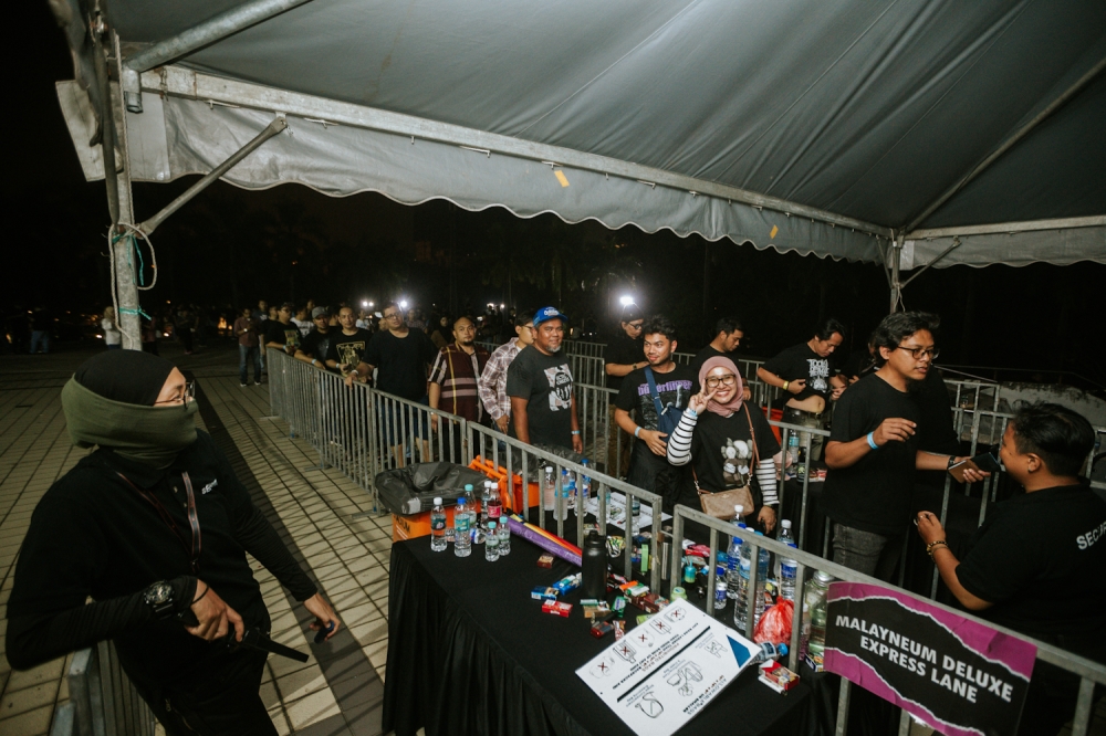 The queue for the Malayneum 2023 concert was considerably smooth compared to the band’s last solo show in 2019. — Picture by Raymond Manuel