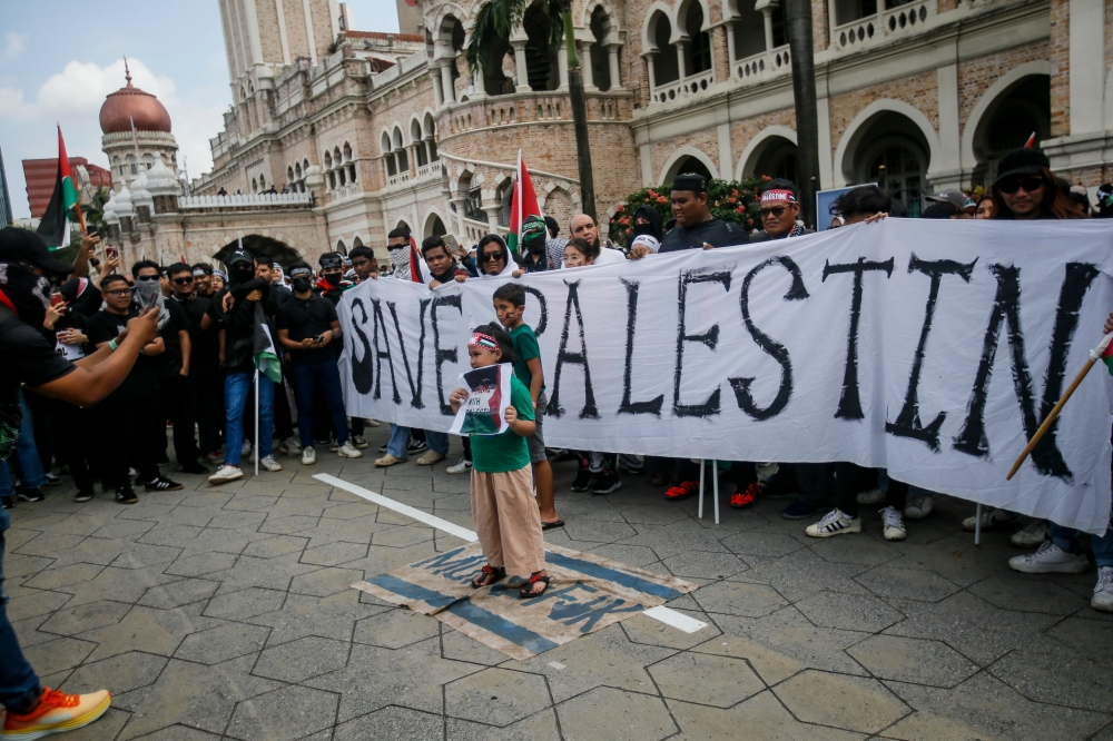 Malaysians gather to show their solidarity during the Freedom For Palestine rally at Dataran Merdeka in Kuala Lumpur October 19, 2023. — Picture by Hari Anggara