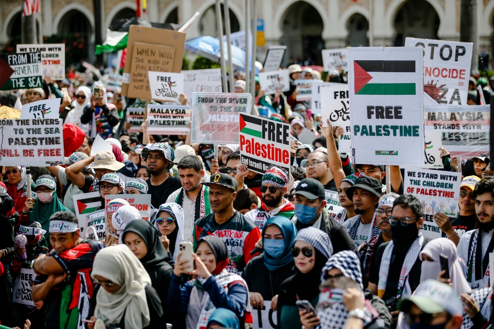 Malaysians gather to show their solidarity during the Freedom For Palestine rally at Dataran Merdeka in Kuala Lumpur October 19, 2023. — Picture by Hari Anggara
