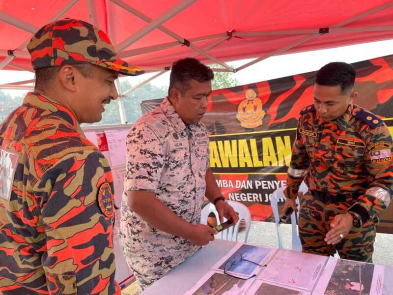Johor Malaysian Maritime Enforcement Agency’s (MMEA) director Maritime First Admiral Nurul Hizam Zakaria (centre) assisting in the coordination of the operations to extinguish a forest fire in Pengerang, Kota Tinggi October 17, 2023. — Picture courtesy of Johor MMEA