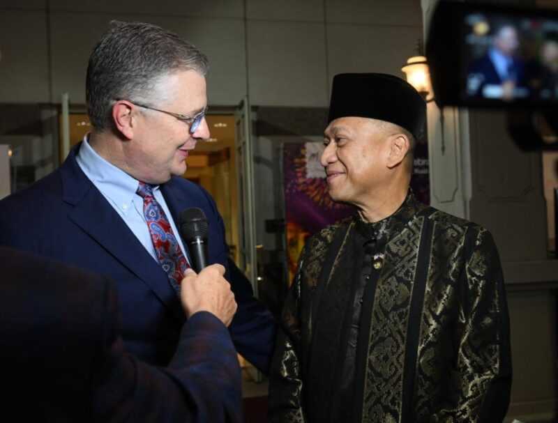 At Malaysia Day celebration in US, ambassador Nazri showcases Kelantan’s traditional arts  – eNews Malaysia