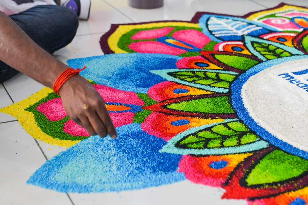 Kolam artist, Sivabalan Arumugam, 36, at work. — Picture by Miera Zulyana