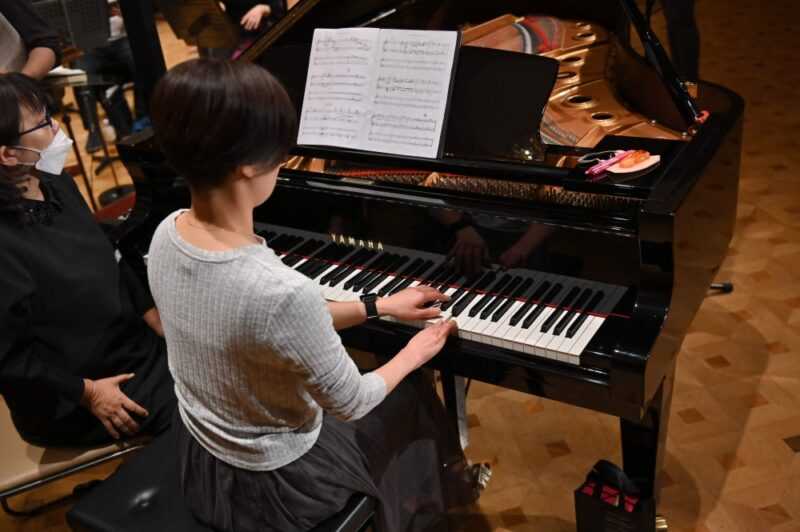 This picture taken on December 20, 2023 shows Hiroko Higashino (centre), who was born with three fingers on her right hand, playing an AI-powered piano during a Christmas concert rehearsal of Beethoven’s Symphony No 9 with the Yokohama Sinfonietta orchestra in Tokyo. ― eNM pic
