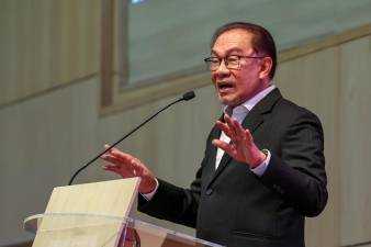UMNO perlu kerap turun padang beri penjelasan – Anwar – eNews Malaysia