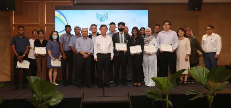Penang Chief Minister Chow Kon Yeow (centre), Ancom Crop Care chairman Datuk  Abd Hapiz Abdullah and Ancom Crop Care CEO Lee Cheun Wei with the scholarship recipients and their family members. — Picture by Opalyn Mok