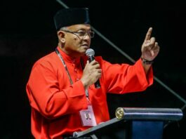 Perikatan Nasional candidate for the Kuala Kubu Baru by-election Khairul Azhari Saut speaks at the Ceramah Umum Perikatan Nasional in Kuala Kubu Baru April 30, 2024. — Picture by Hari Anggara.