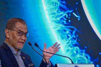 MOH assures to disclose AEFI data of Covid-19 vaccines – Dr Dzulkefly – eNews Malaysia