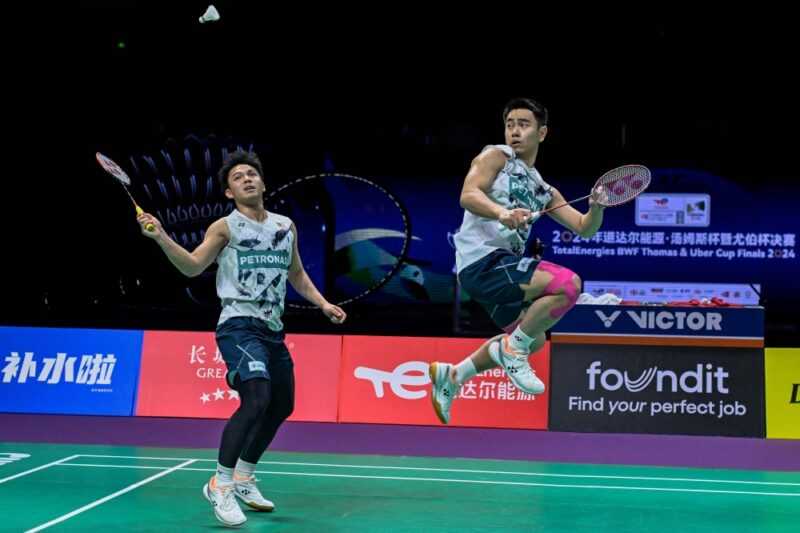 Malaysia's Goh Sze Fei and Nur Izzuddin (left) hit a return to China's He Jiting and Ren Xiangyu during their men’s doubles semi-final match at the Thomas and Uber Cup badminton tournament in Chengdu May 4, 2024. — eNM pic