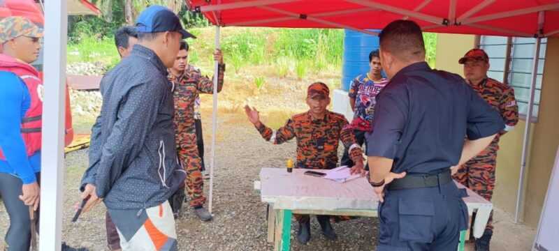 Fire and Rescue Department personnel seen coordinating the search-and-rescue efforts to find three missing hikers at the Mak Sina Valley in Lahad Datu, Sabah May 6, 2024. — Picture courtesy of the Fire and Rescue Department