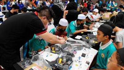 Lack of early foundation cause of drop in STEM enrolment – eNews Malaysia