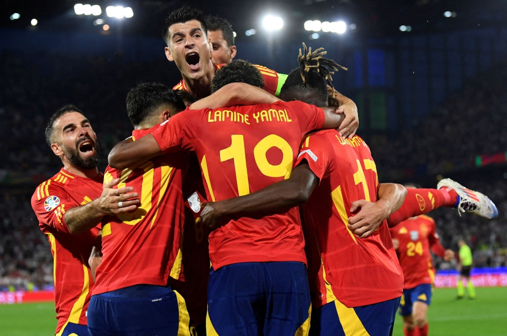 Soccer Football - Euro 2024 - Round of 16 - Spain v Georgia - Cologne Stadium, Cologne, Germany - June 30, 2024 Spain's Fabian Ruiz celebrates scoring their second goal with Alvaro Morata and teammates REUTERS/Fabian Bimmer     TPX IMAGES OF THE DAY